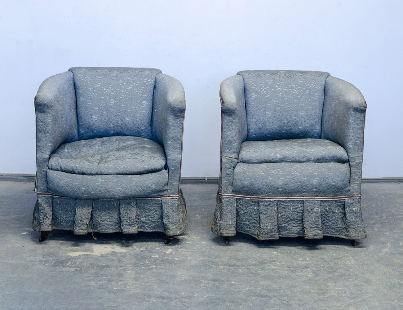 Старинные кутаные кресла