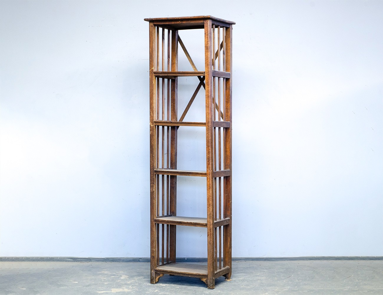 Старинный стеллаж для книг