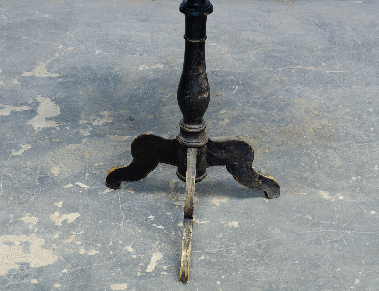 Старинный столик шинуазри