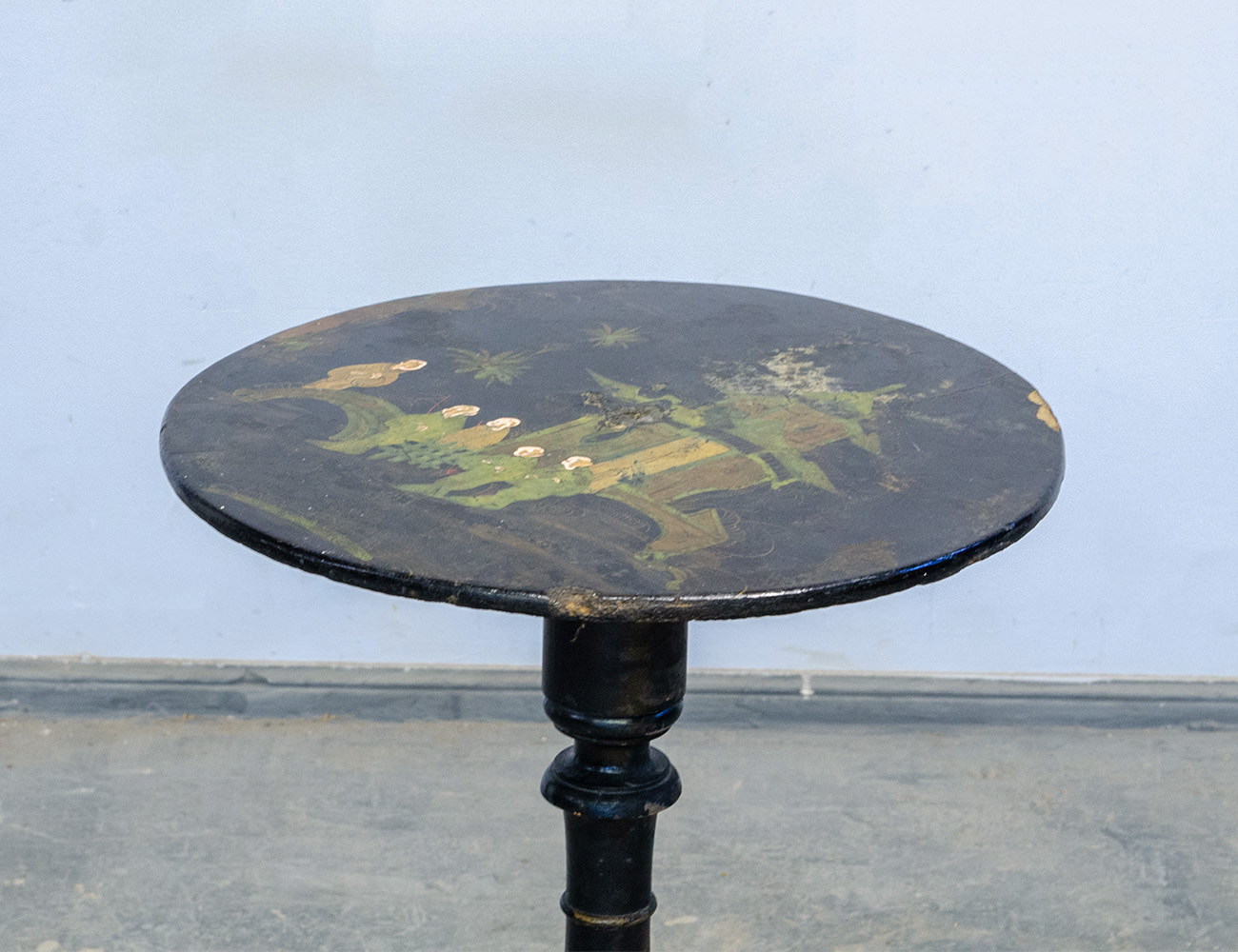 Старинный столик шинуазри