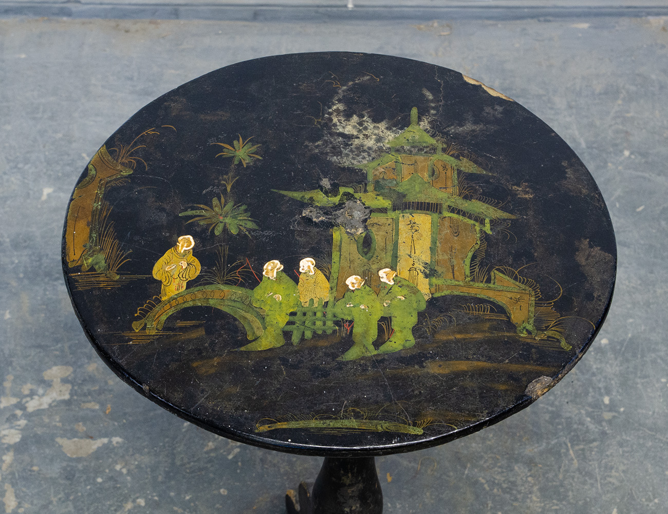 Старинный столик шинуазри