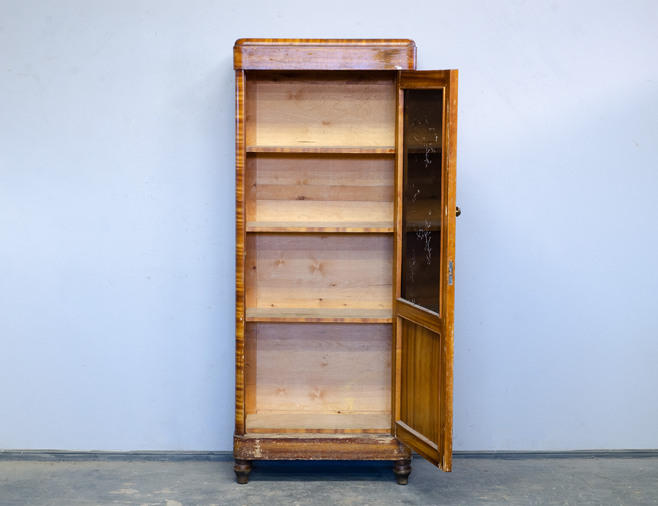 Старинный книжный шкаф