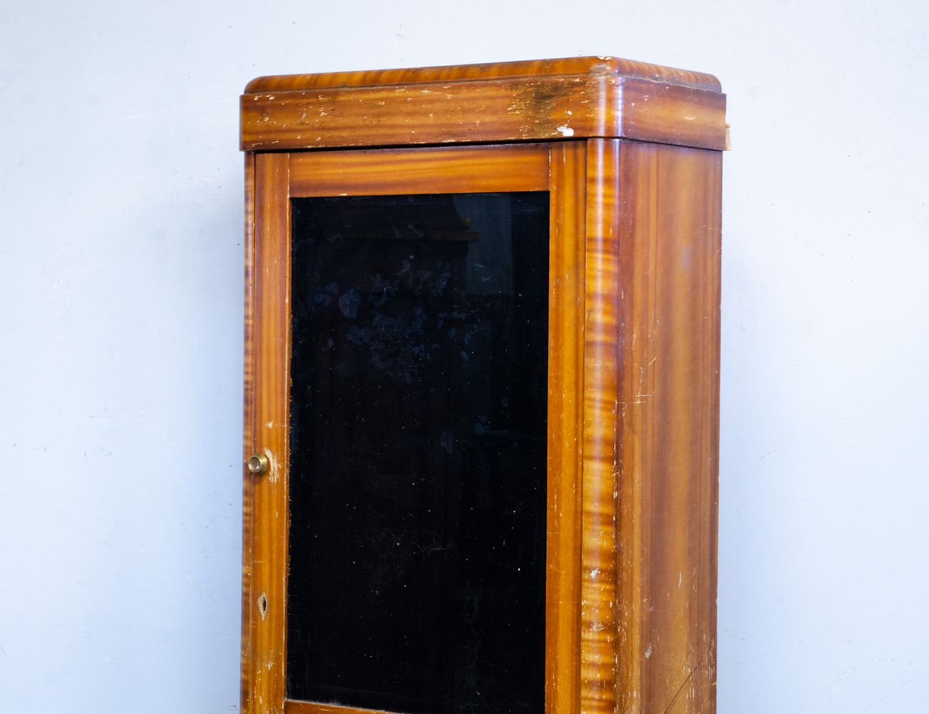 Старинный книжный шкаф