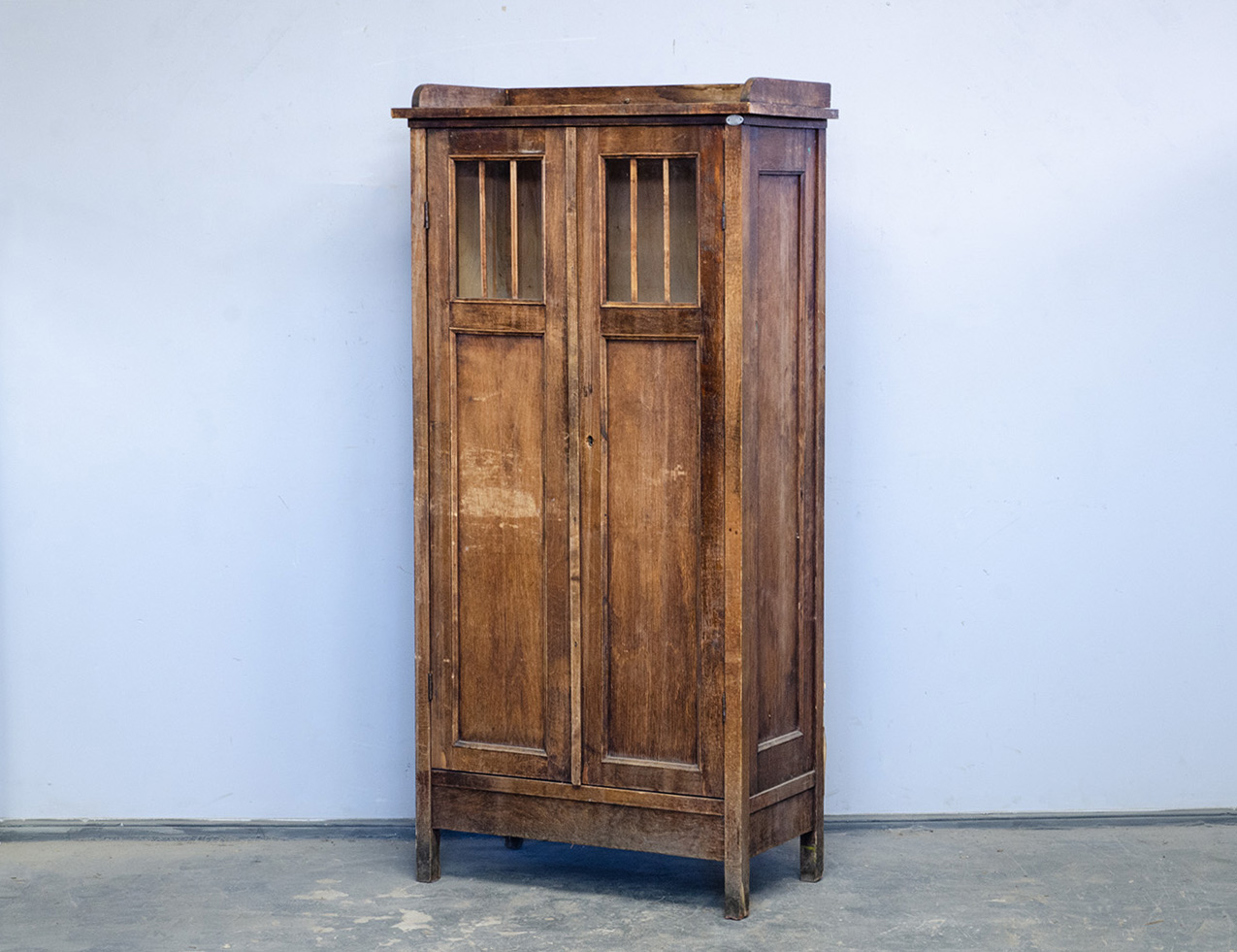 Старинный кабинетный книжный шкаф