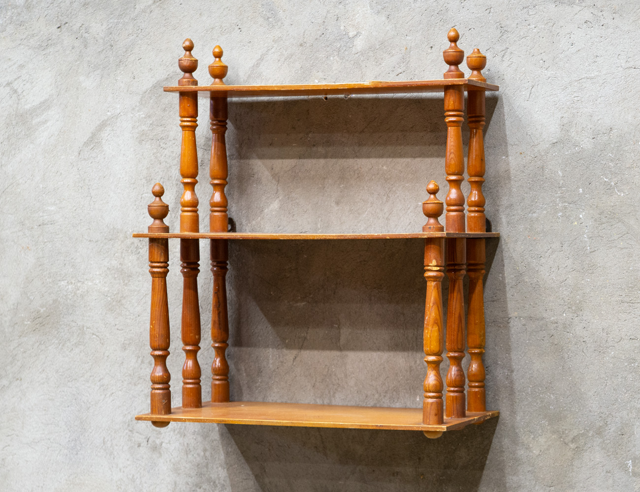 Старинная навесная полка-этажерка