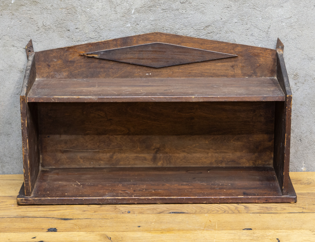 Старинная навесная полка