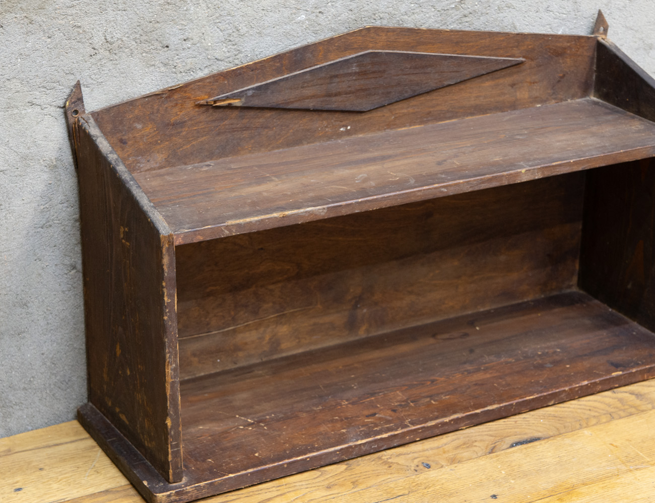 Старинная навесная полка