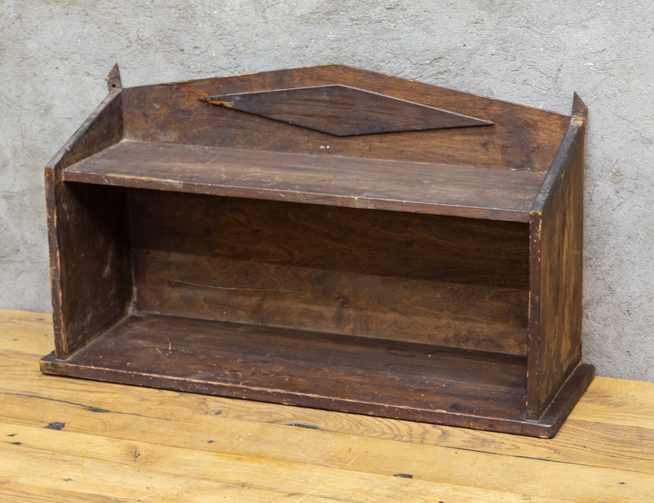 Старинная навесная полка