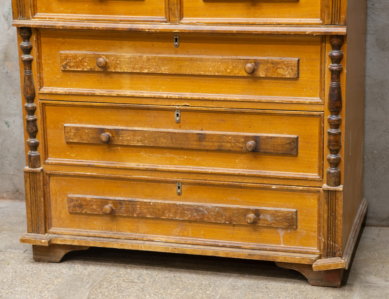 Старинный комод