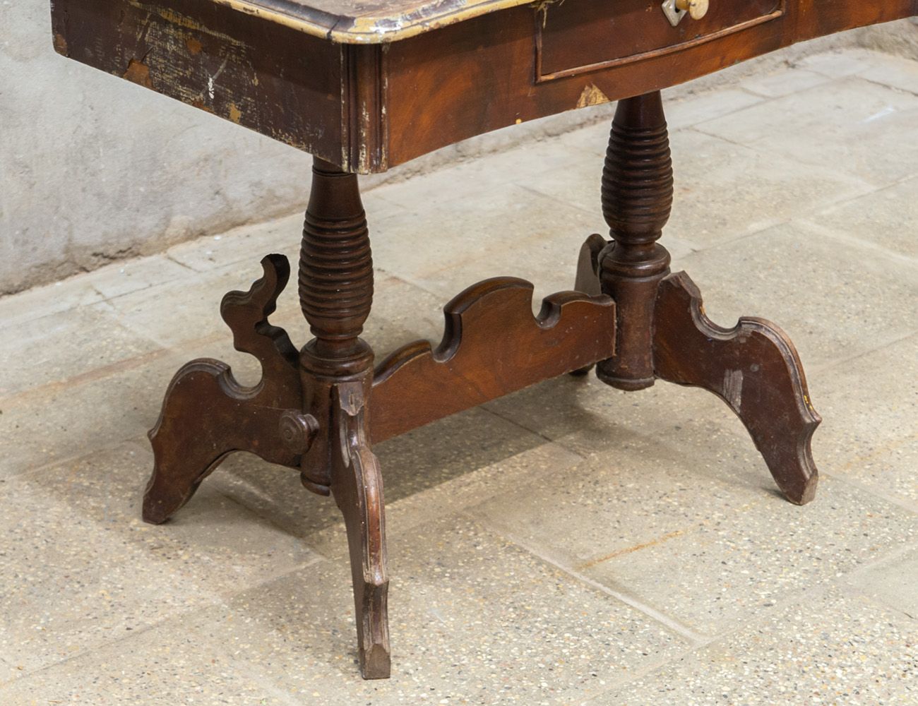 Старинный будуарный стол