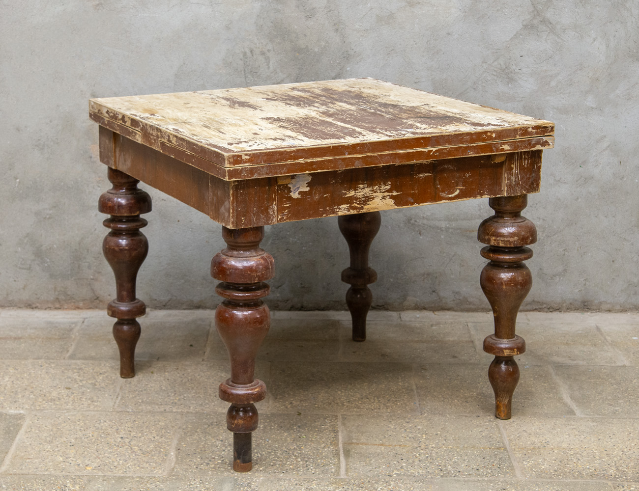 Старинный обеденный стол