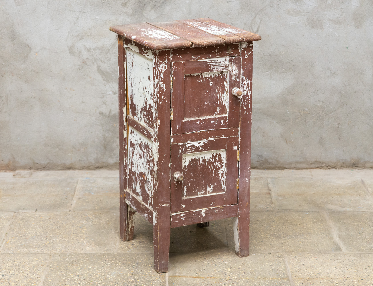 Старинная деревенская тумба