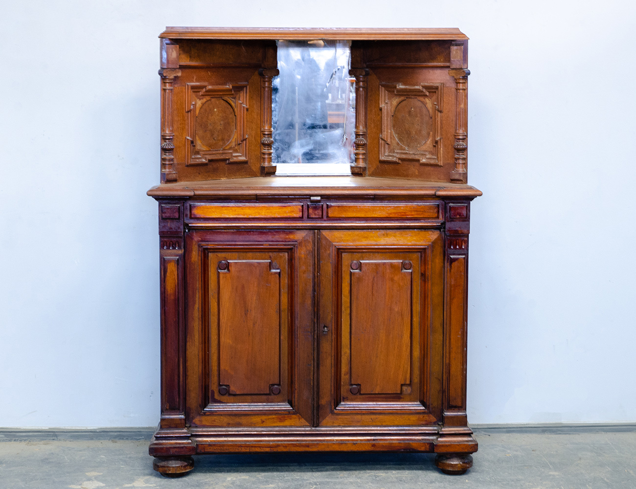 Антикварный угловой десертный буфет