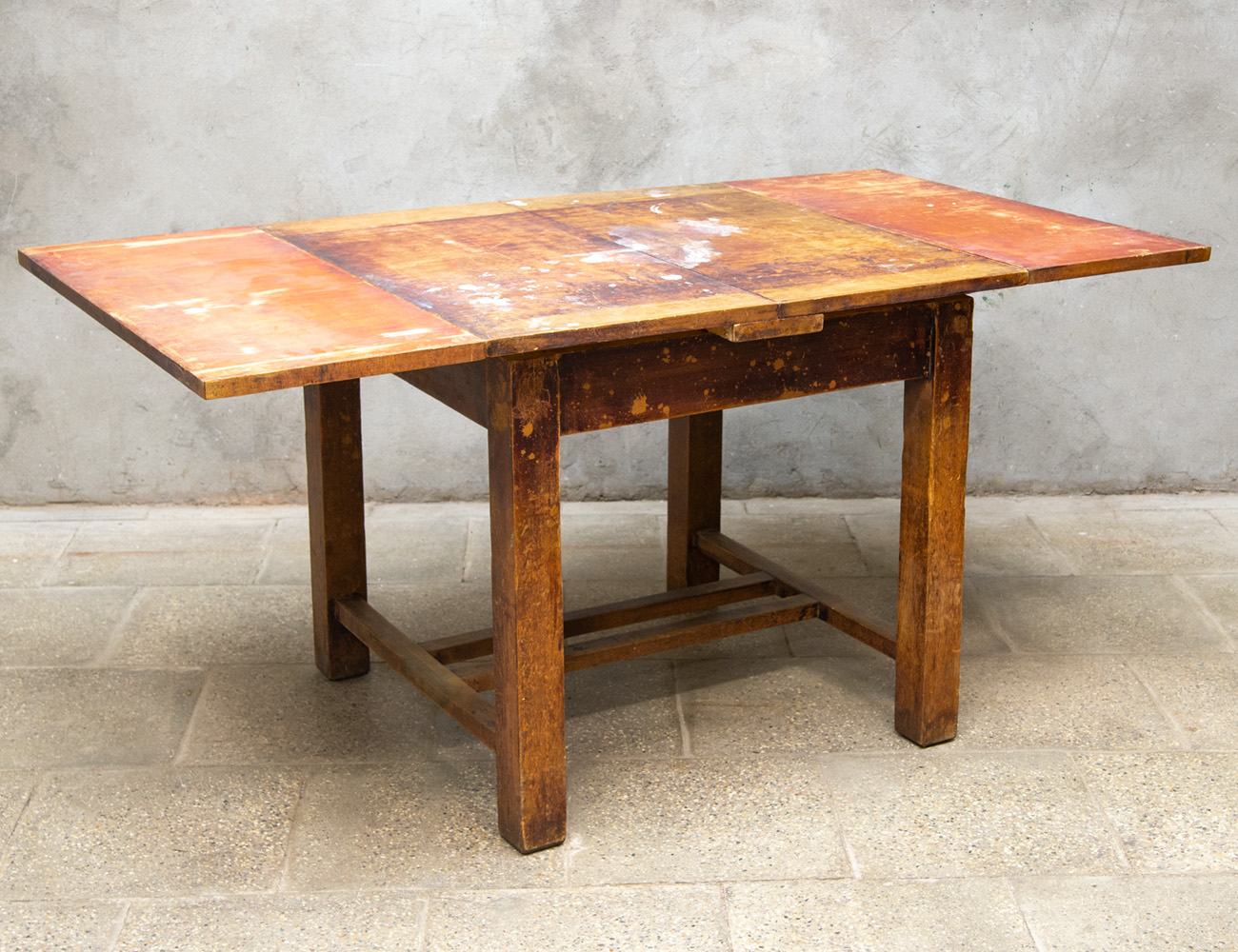 Старинный обеденный стол