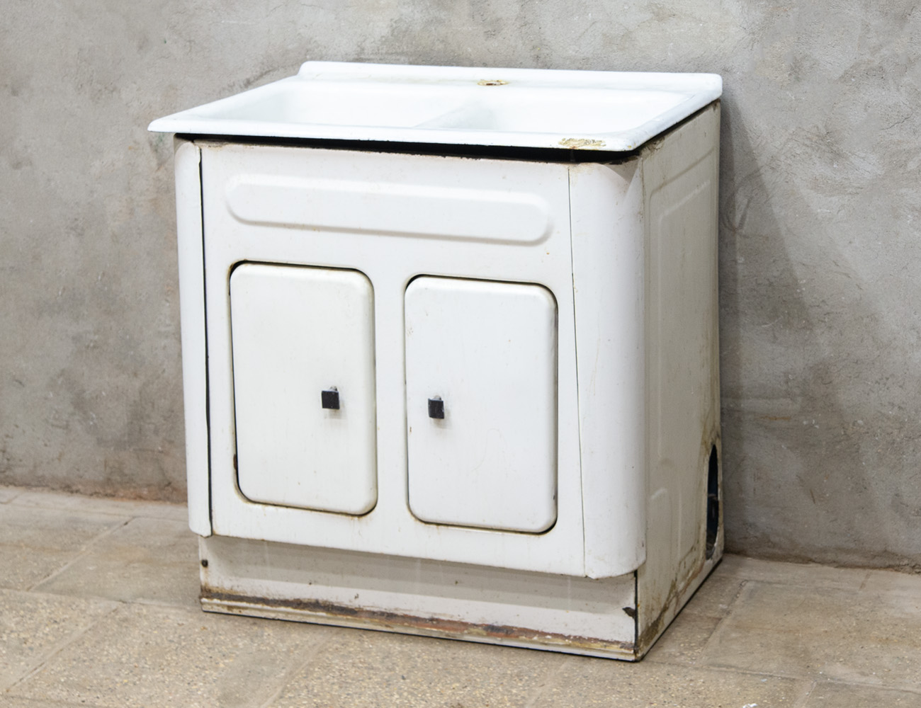 Старинная чугунная раковина на тумбе