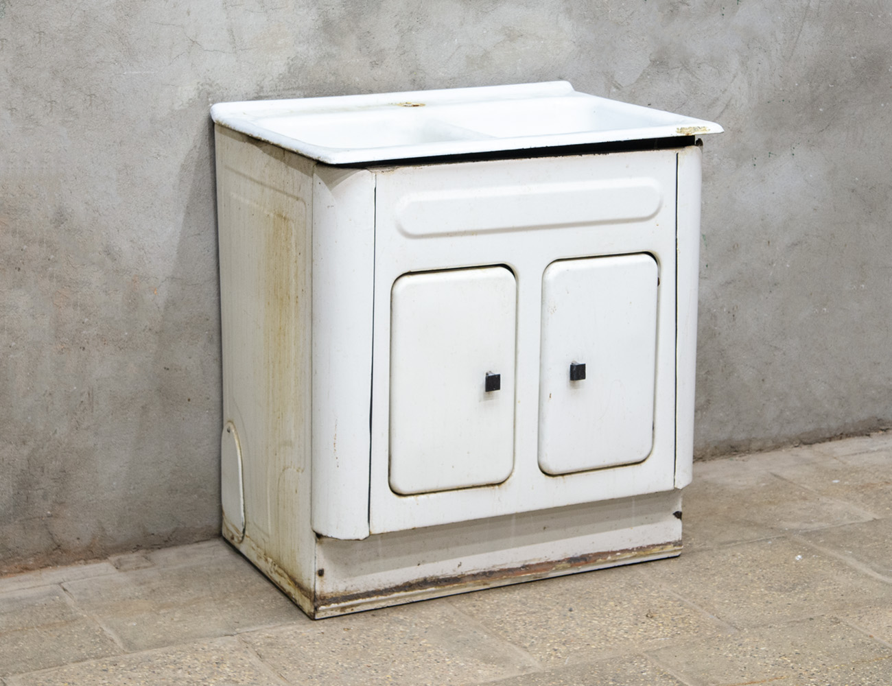 Старинная чугунная раковина на тумбе