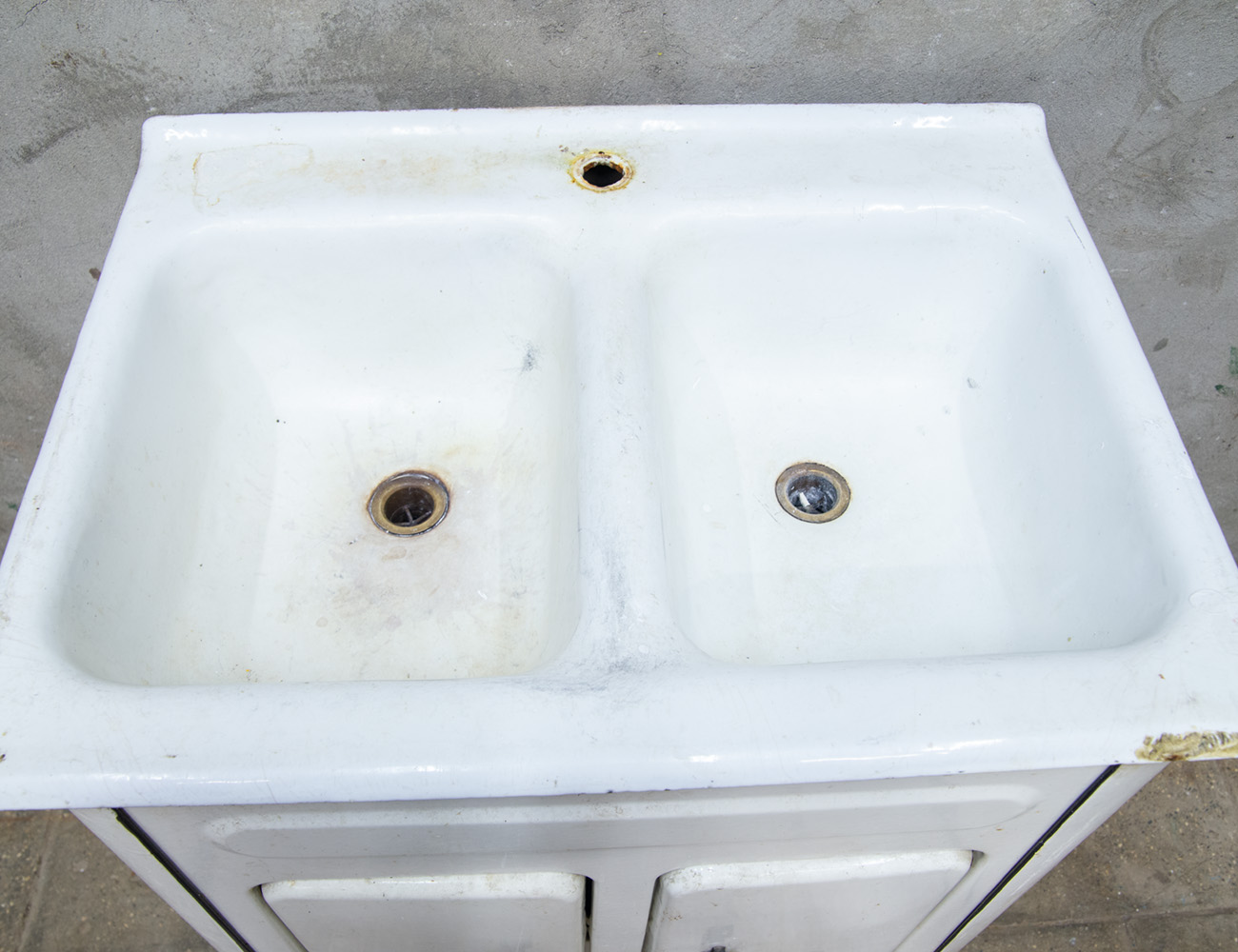 Старинная чугунная раковина на тумбе