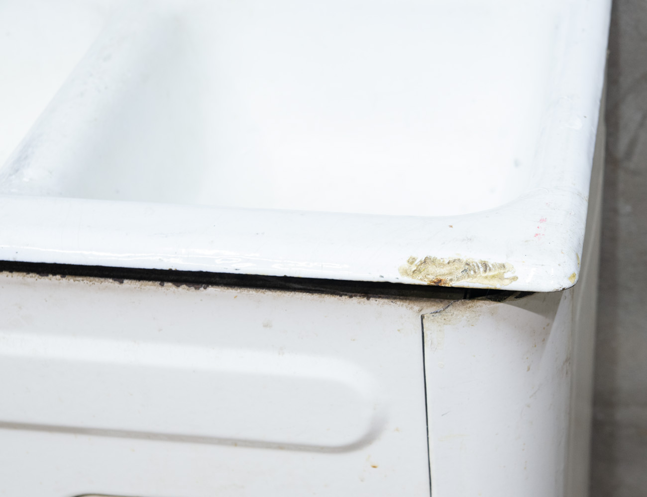 Старинная чугунная раковина на тумбе