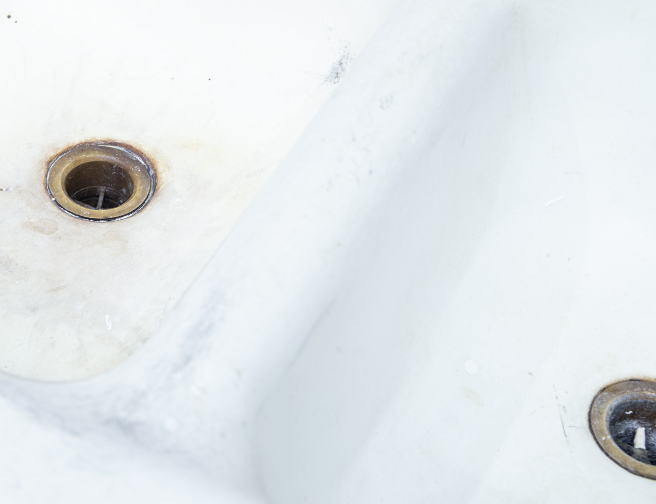 Старинная чугунная раковина на тумбе