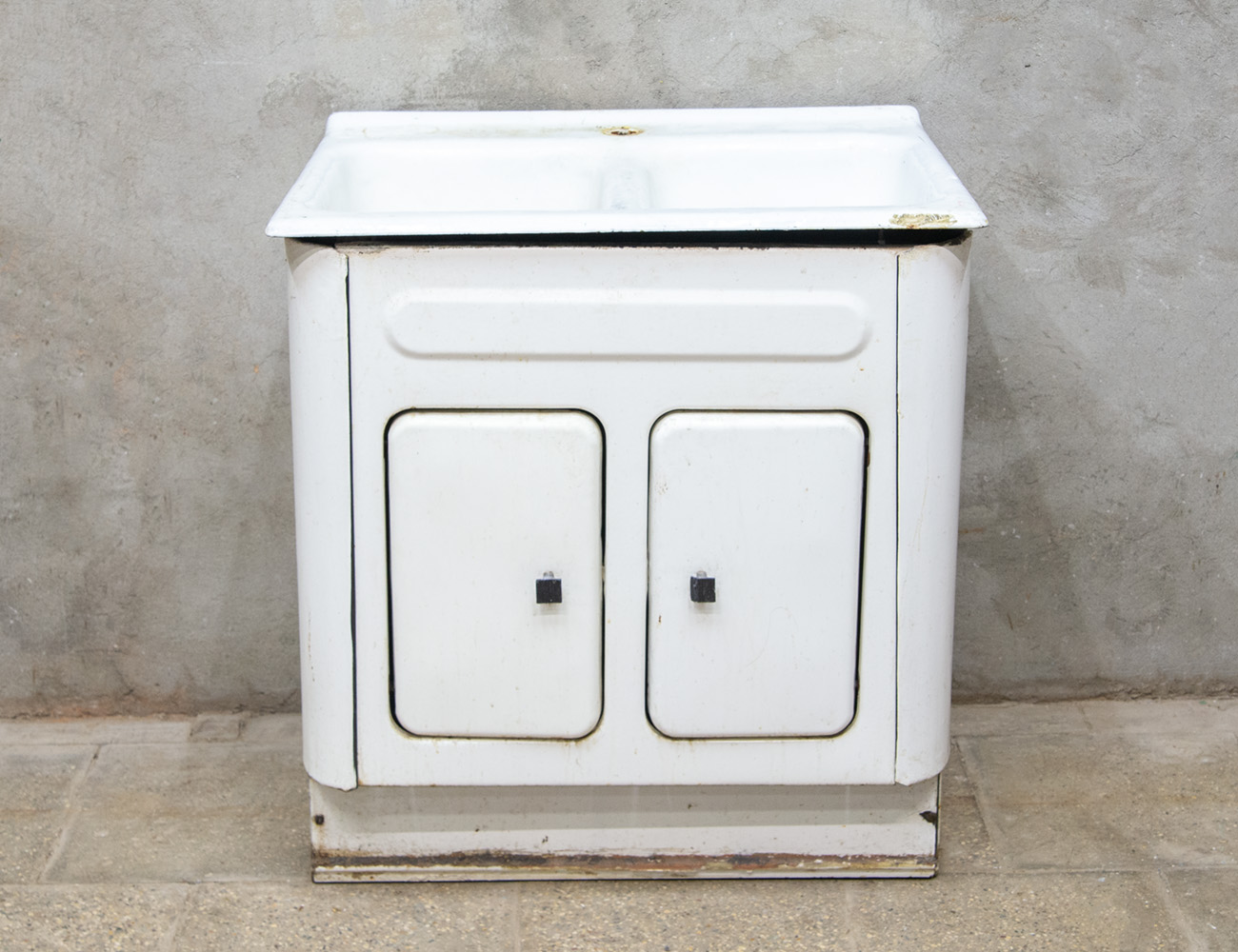 Старинная чугунная раковина на тумбе