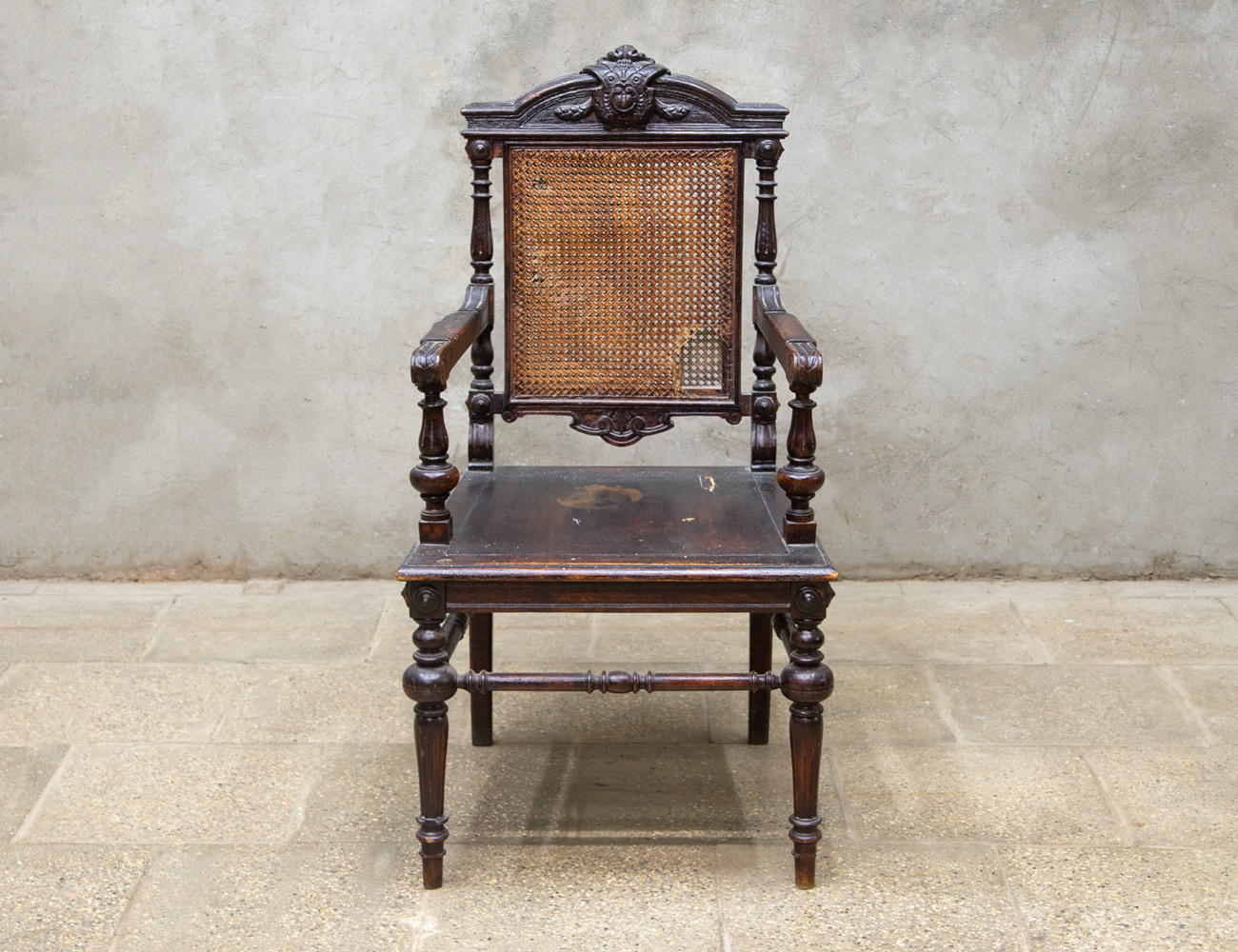 Антикварное дубовое кресло 19 века