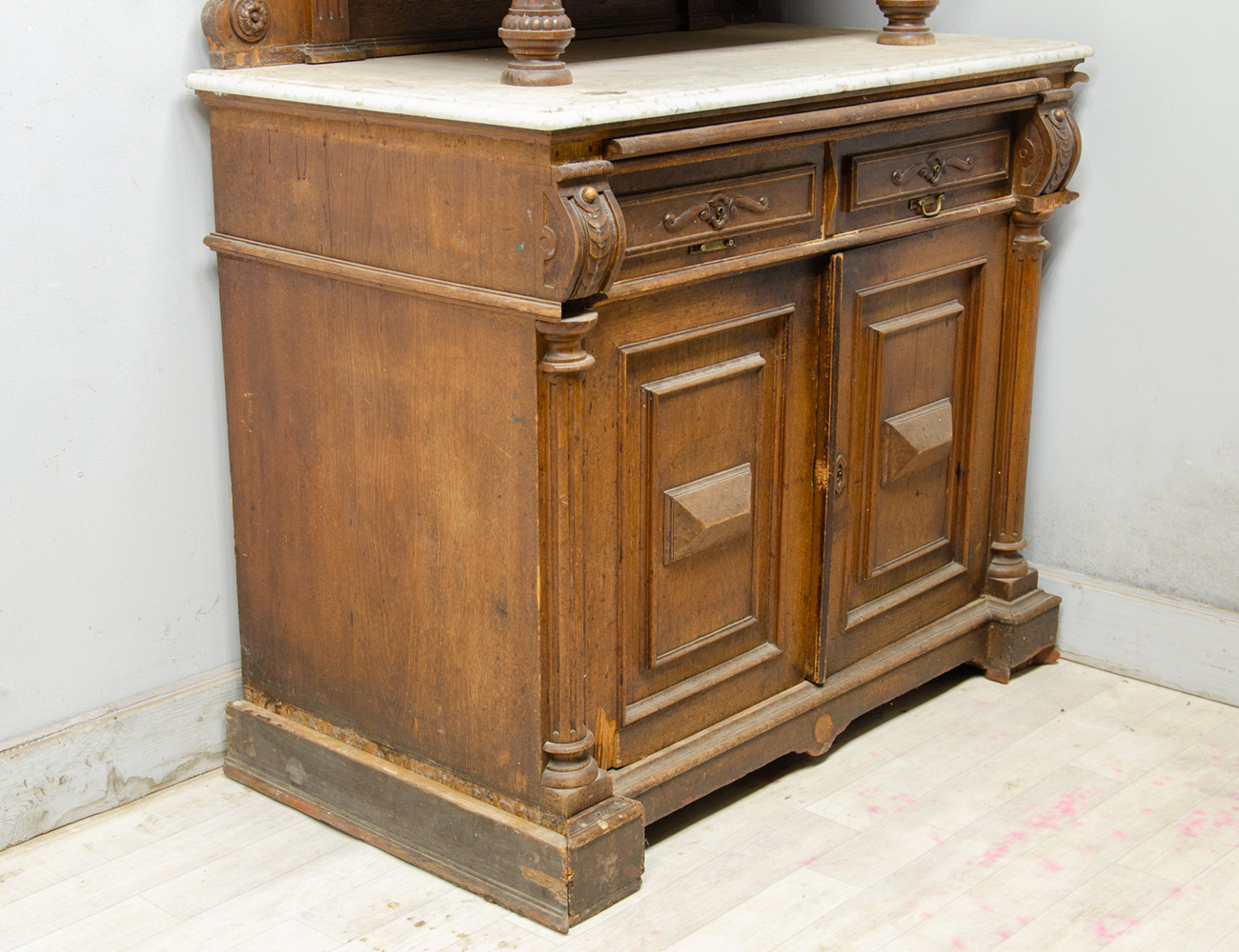 Антикварный ореховый буфет