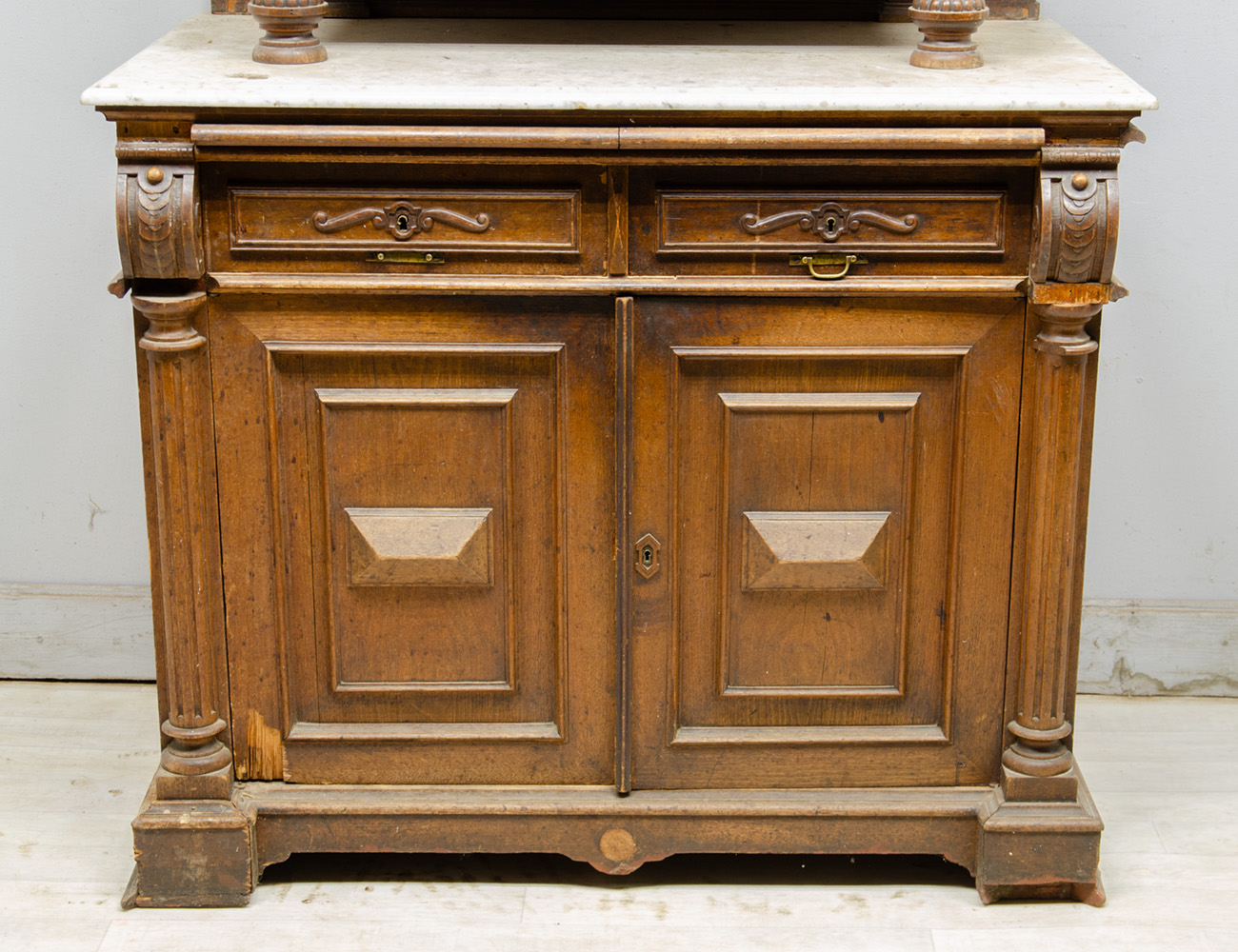 Антикварный ореховый буфет