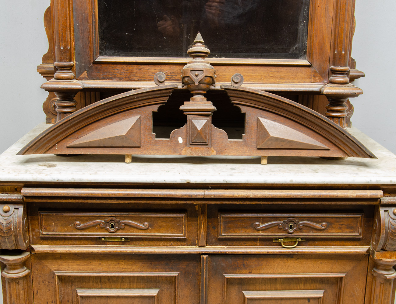 Антикварный ореховый буфет