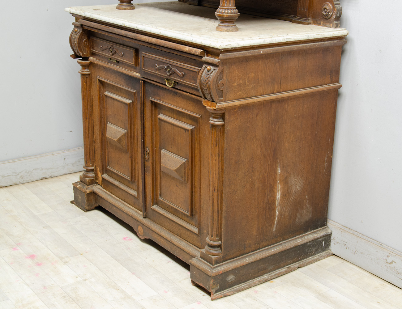 Антикварный ореховый буфет