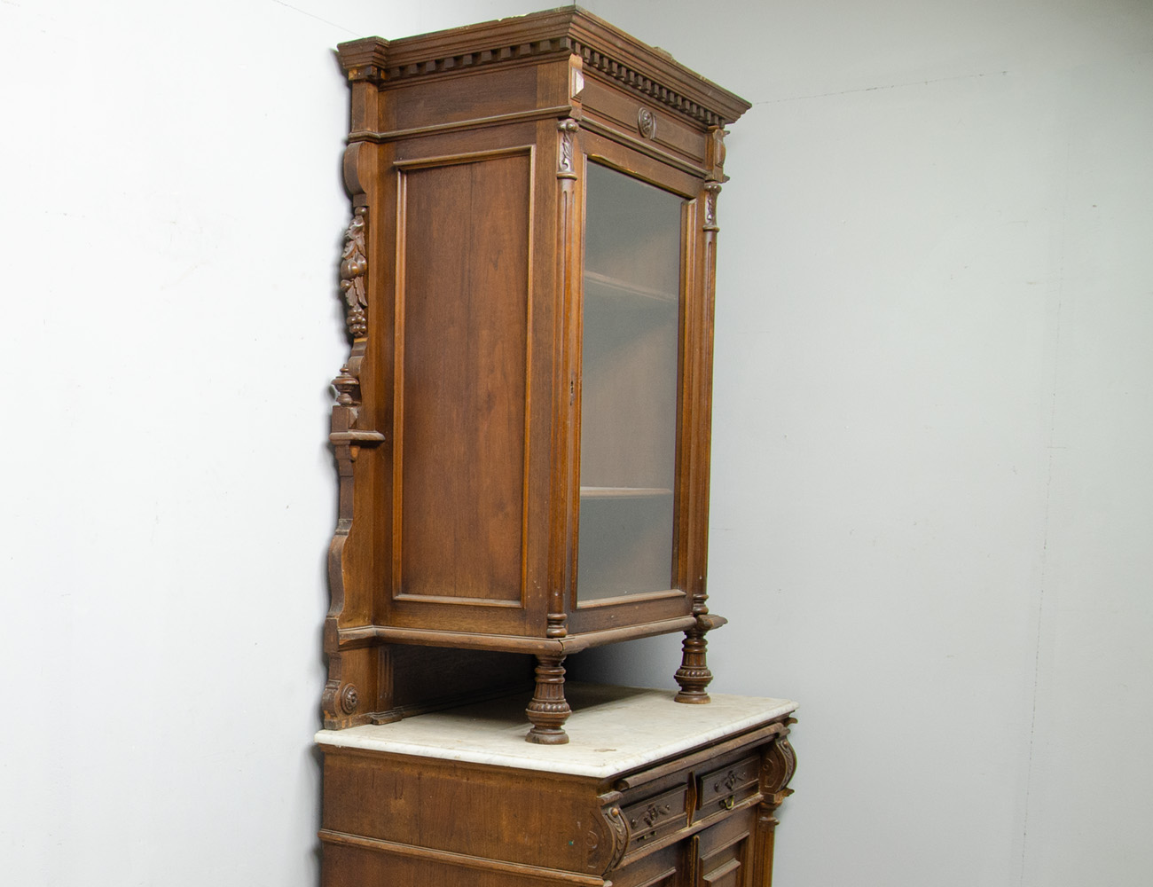 Антикварный ореховый буфет