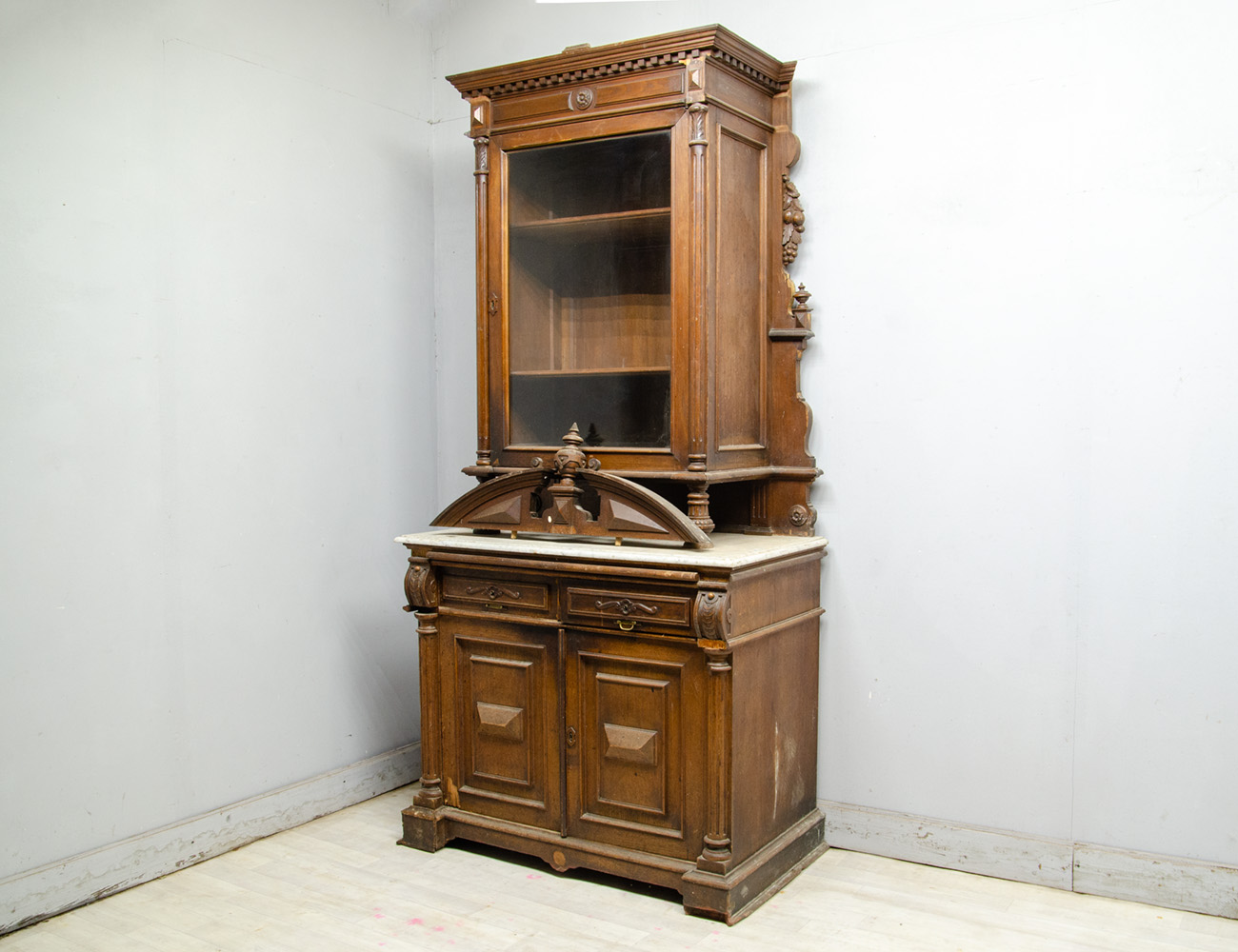 Антикварный ореховый буфет