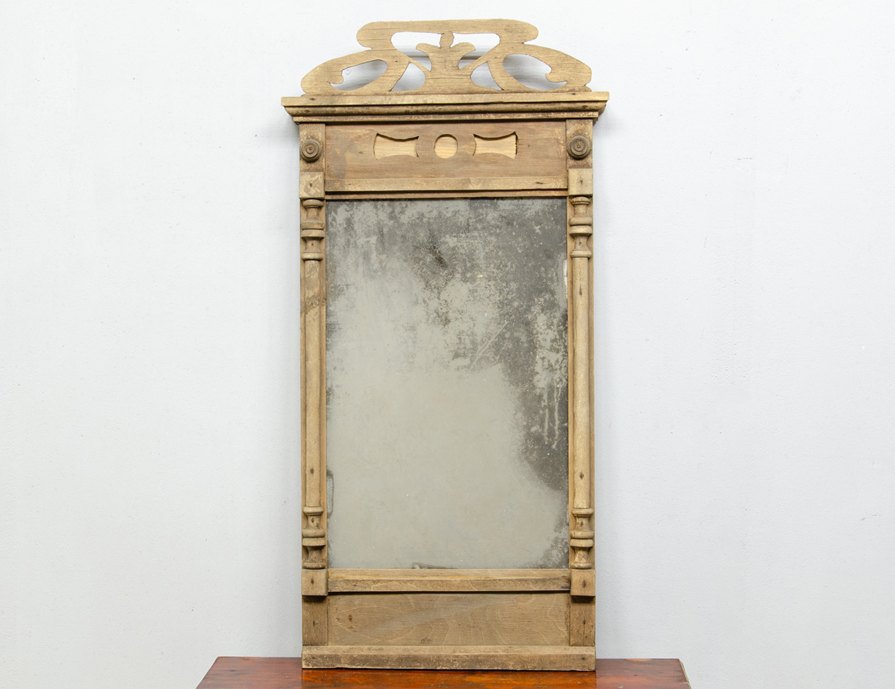 Старинное настенное зеркало