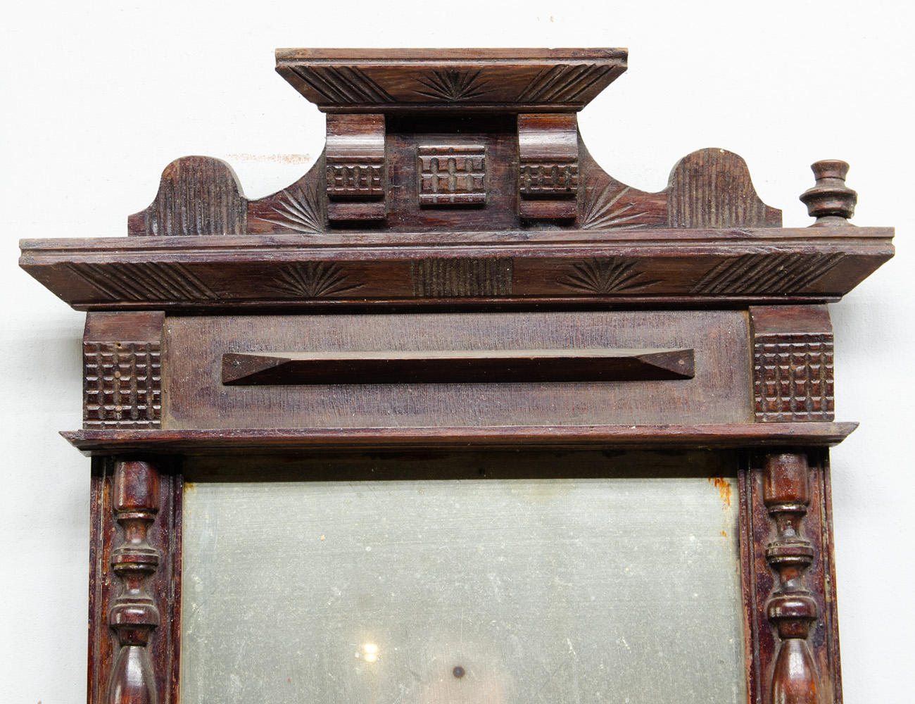 Старинное настенное зеркало