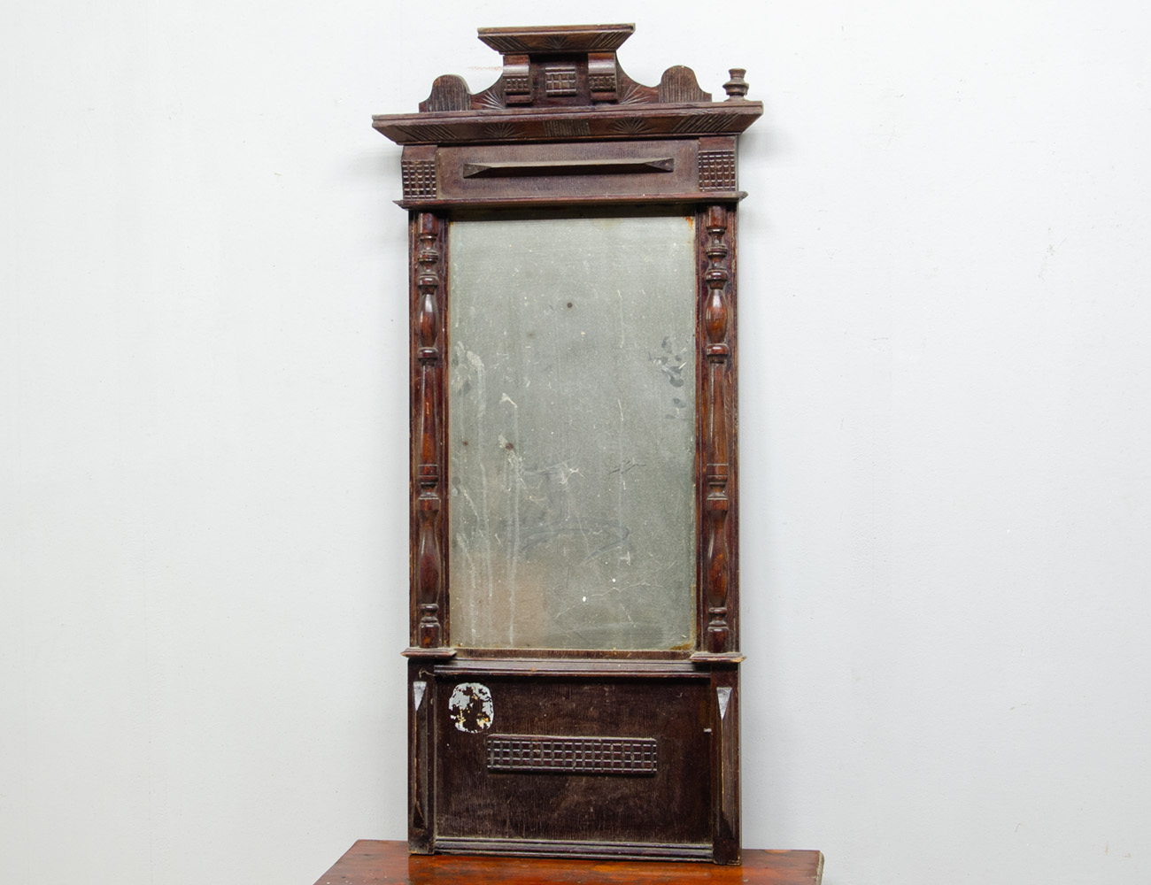 Старинное настенное зеркало