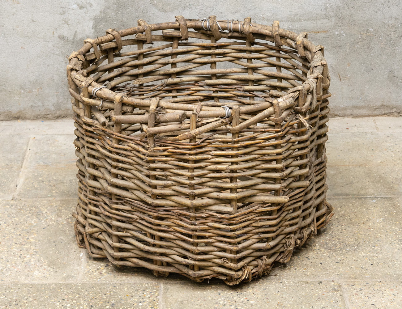 Старинная плетёная корзина