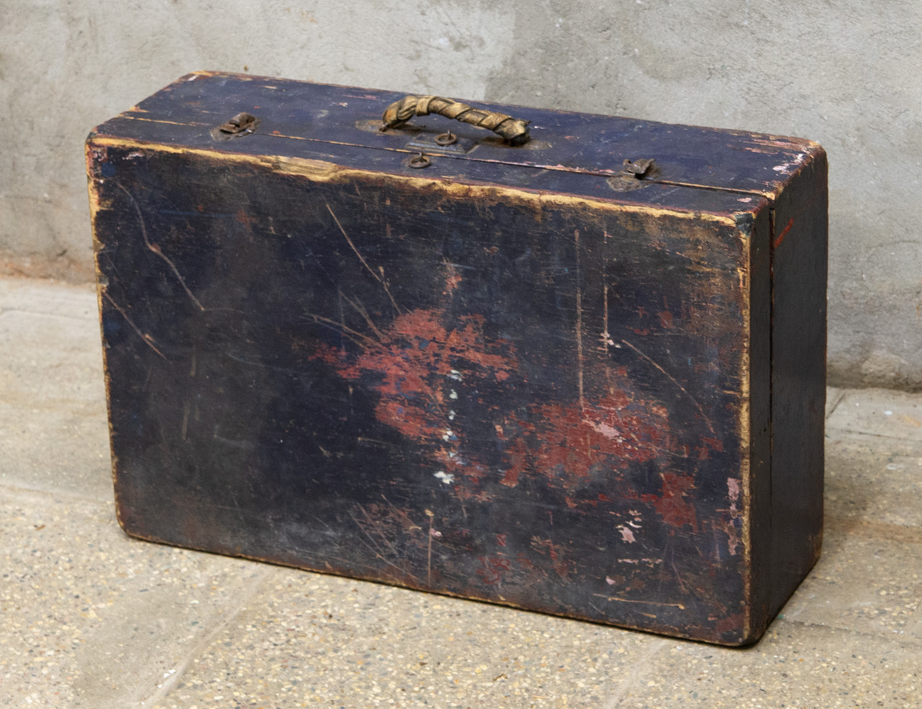 Старинный деревянный чемодан