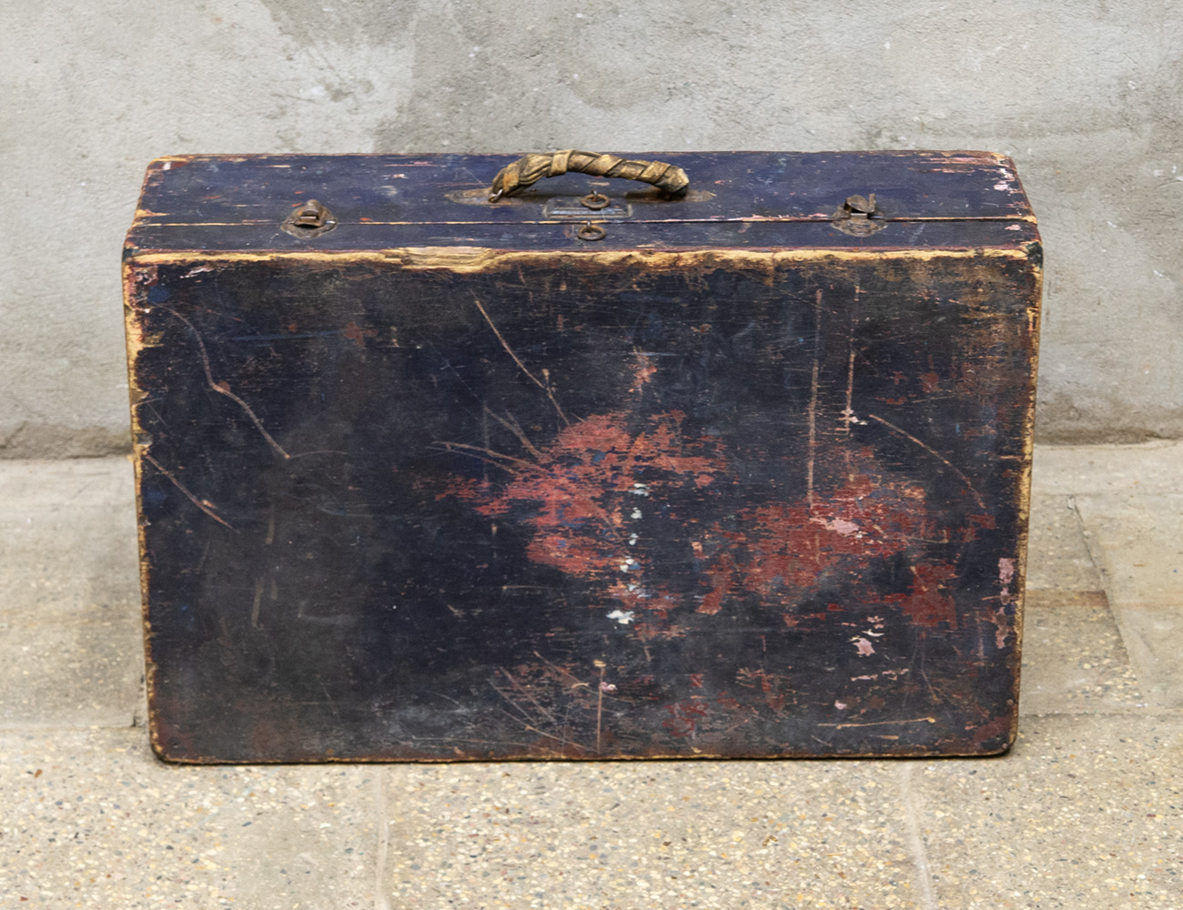 Старинный деревянный чемодан