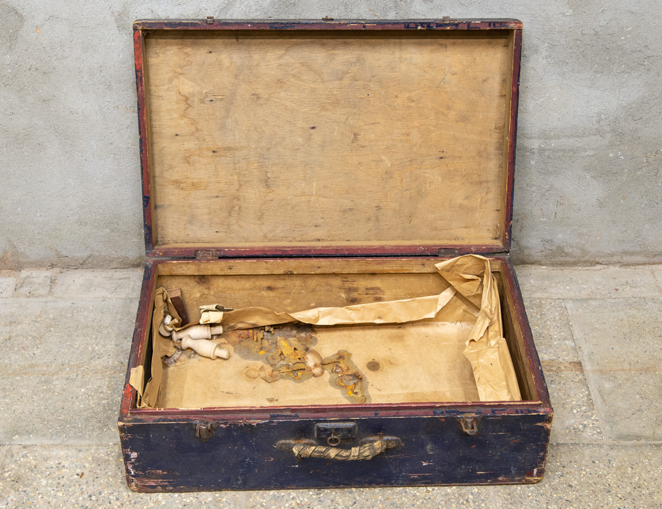 Старинный деревянный чемодан