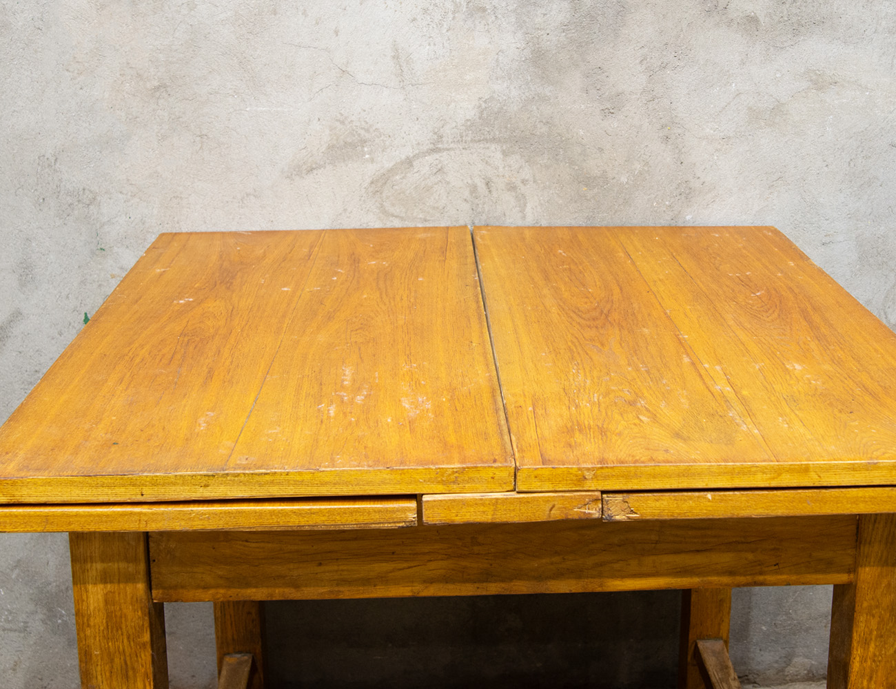 Старинный раскладной обеденный стол