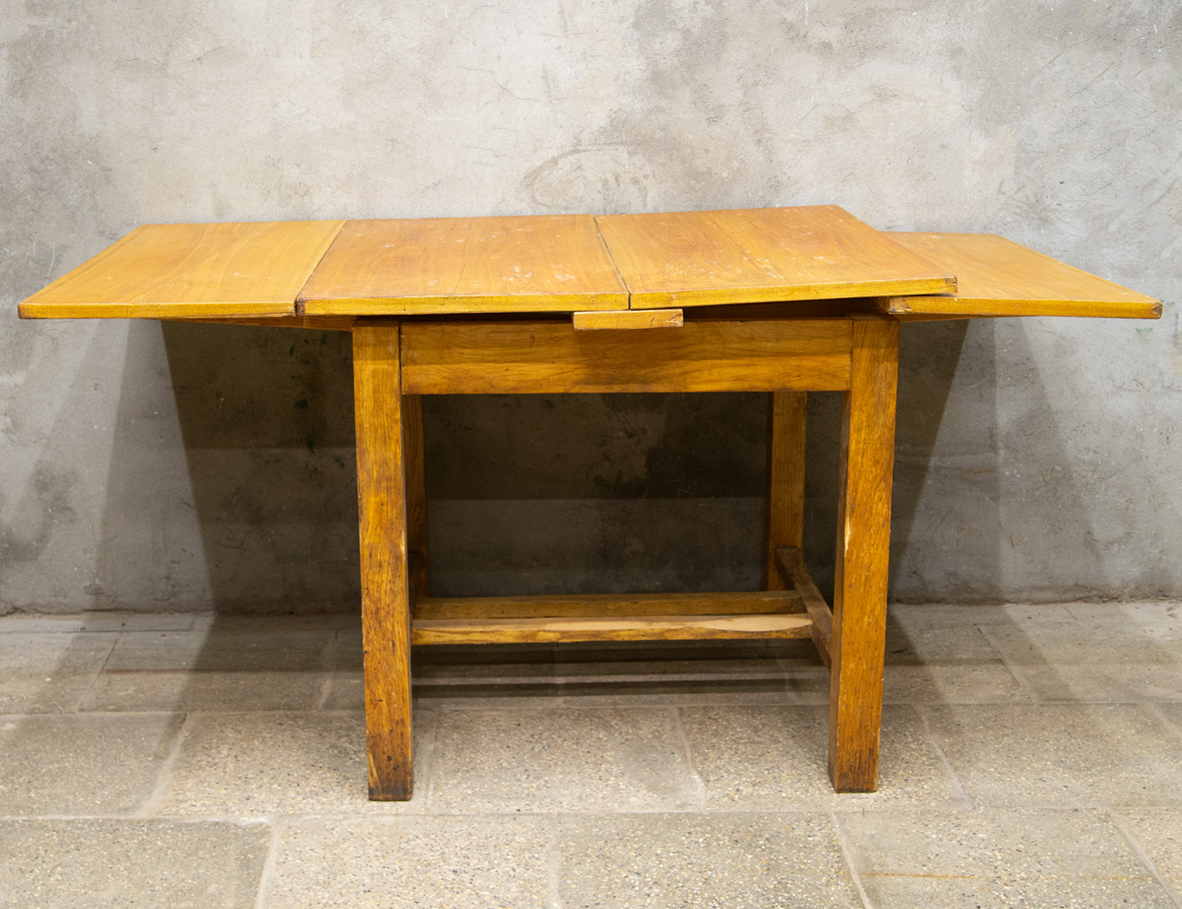 Старинный раскладной обеденный стол