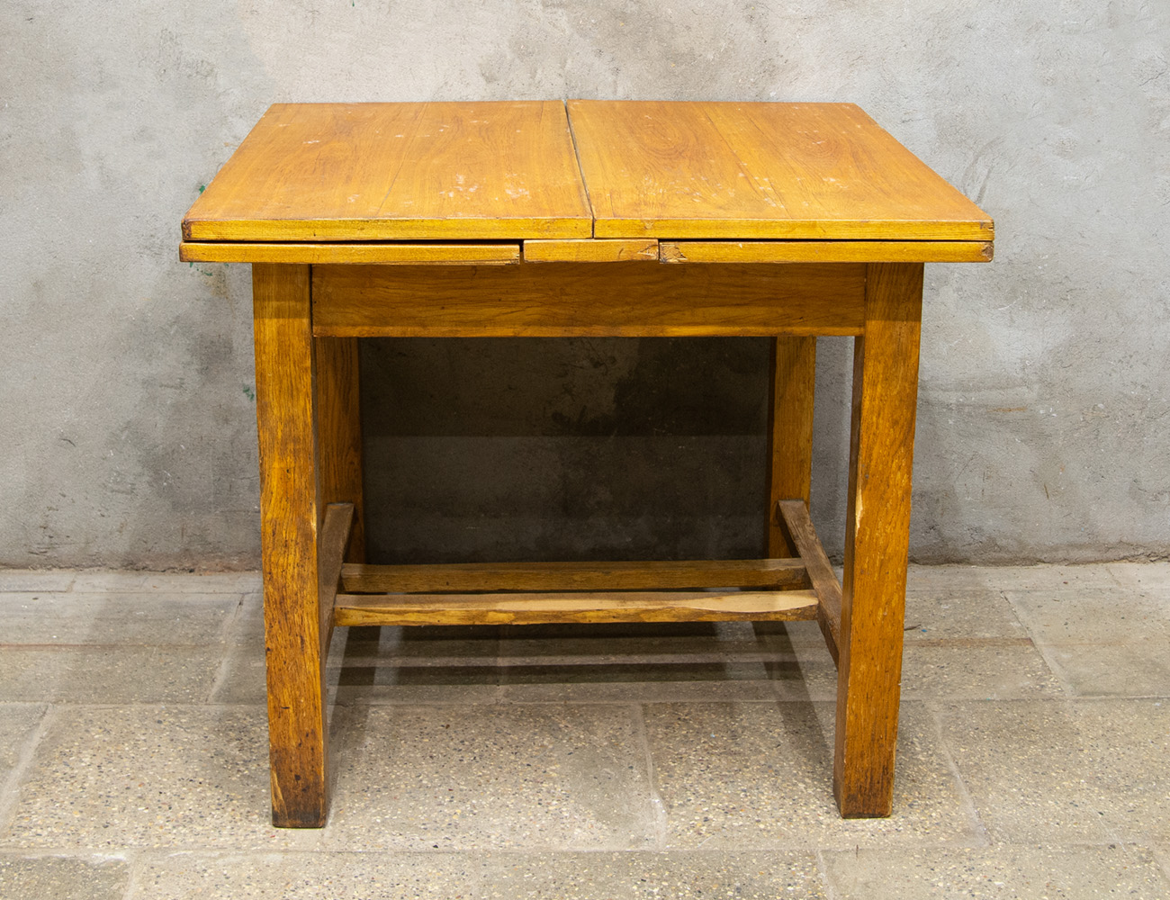 Старинный раскладной обеденный стол