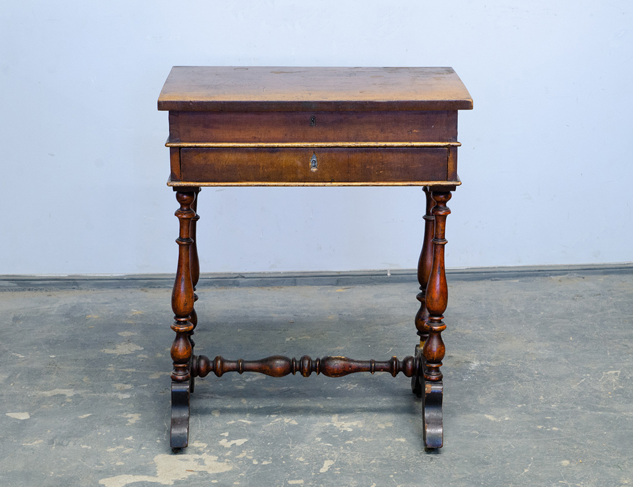 Антикварный столик для рукоделия 19 века