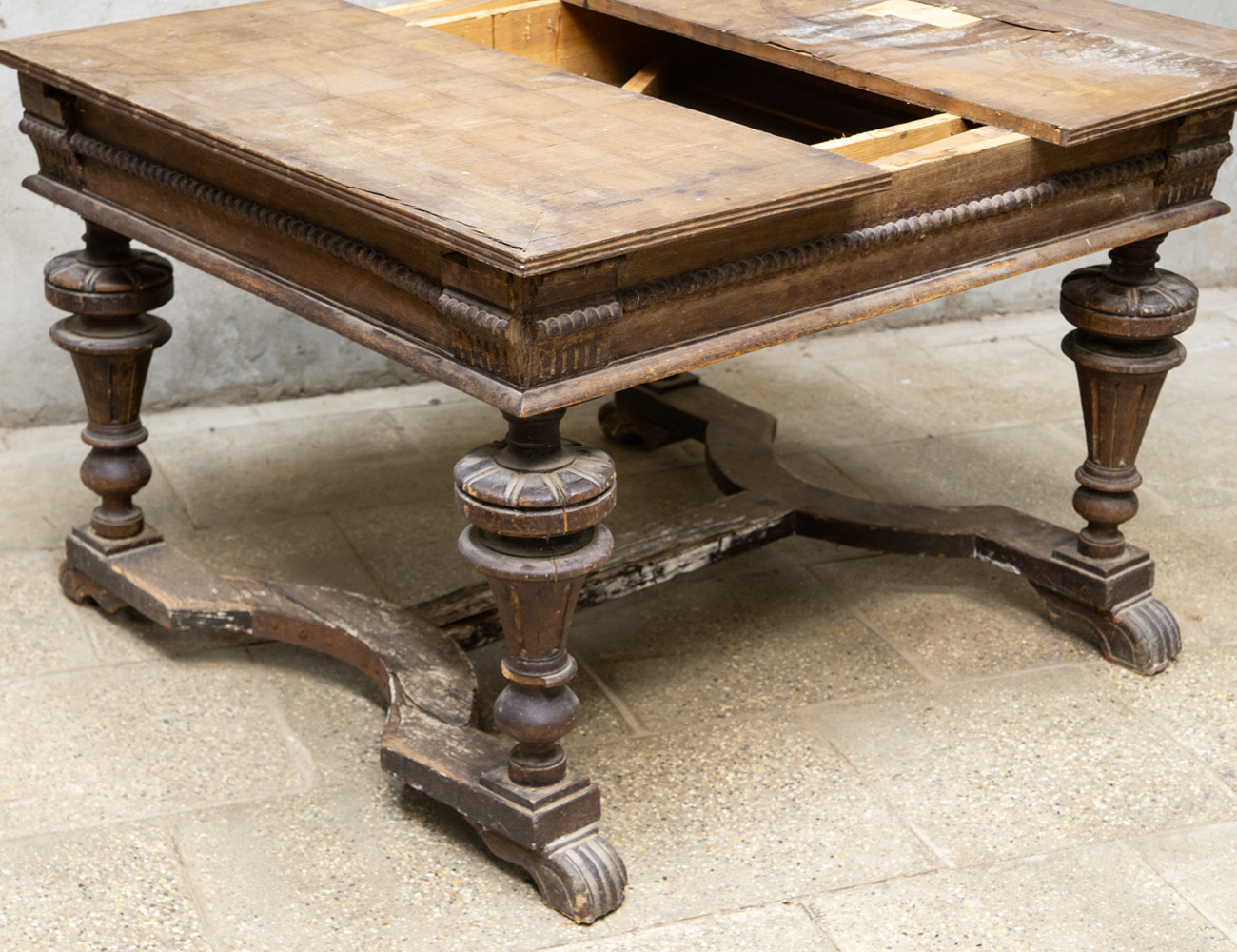 Старинный дубовый обеденный стол 19 века