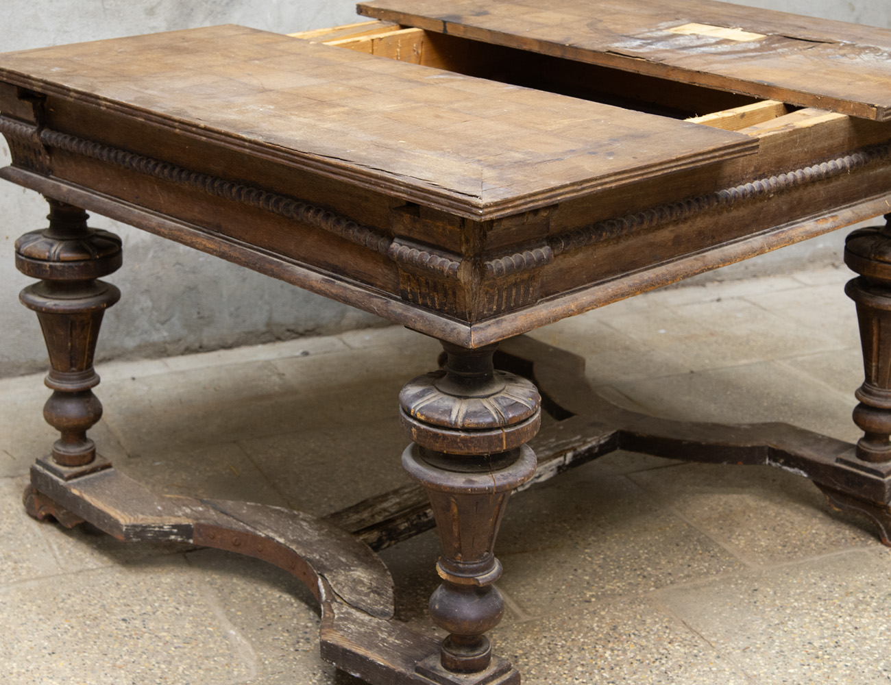 Старинный дубовый обеденный стол 19 века