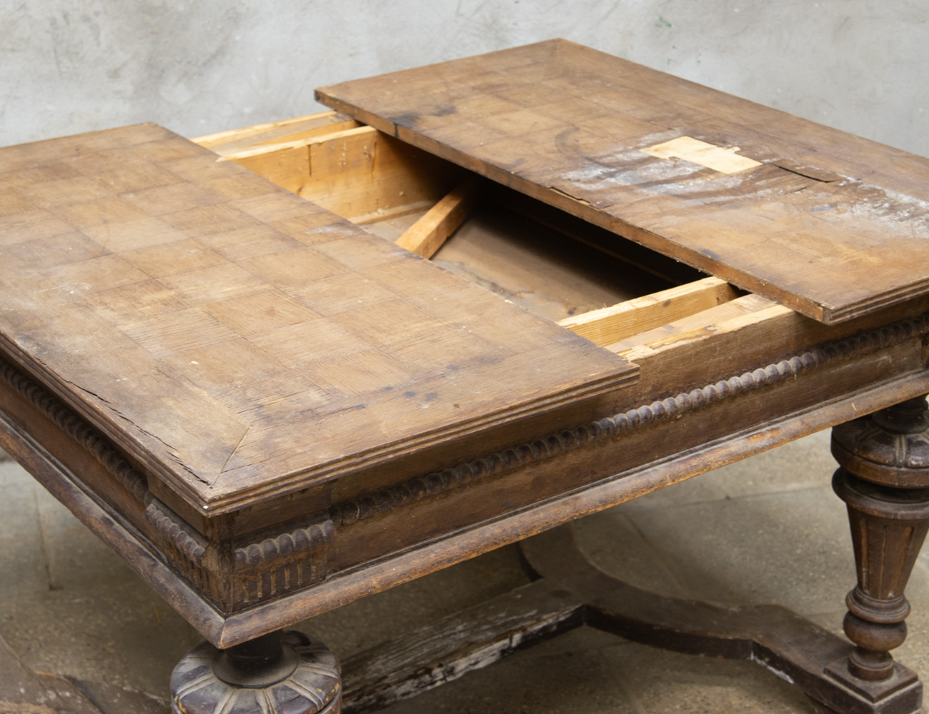 Старинный дубовый обеденный стол 19 века