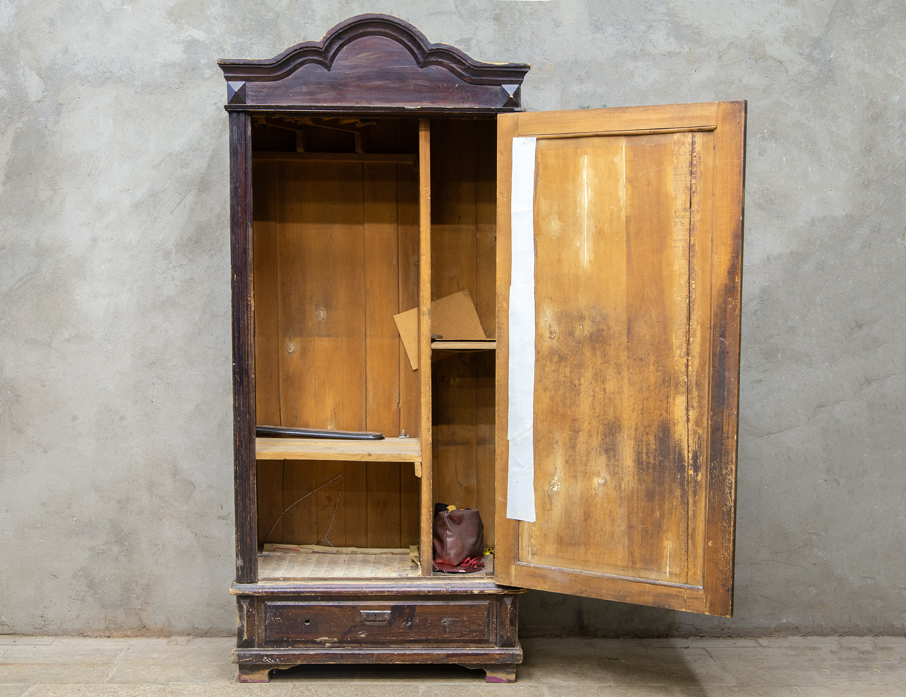 Старинный платяной шкаф