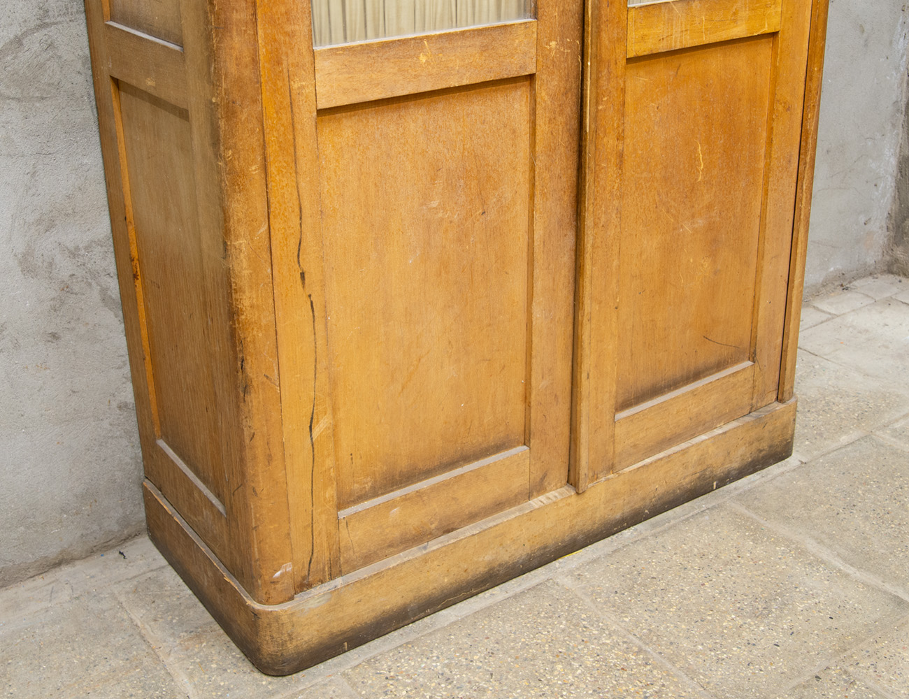 Старинный книжный шкаф