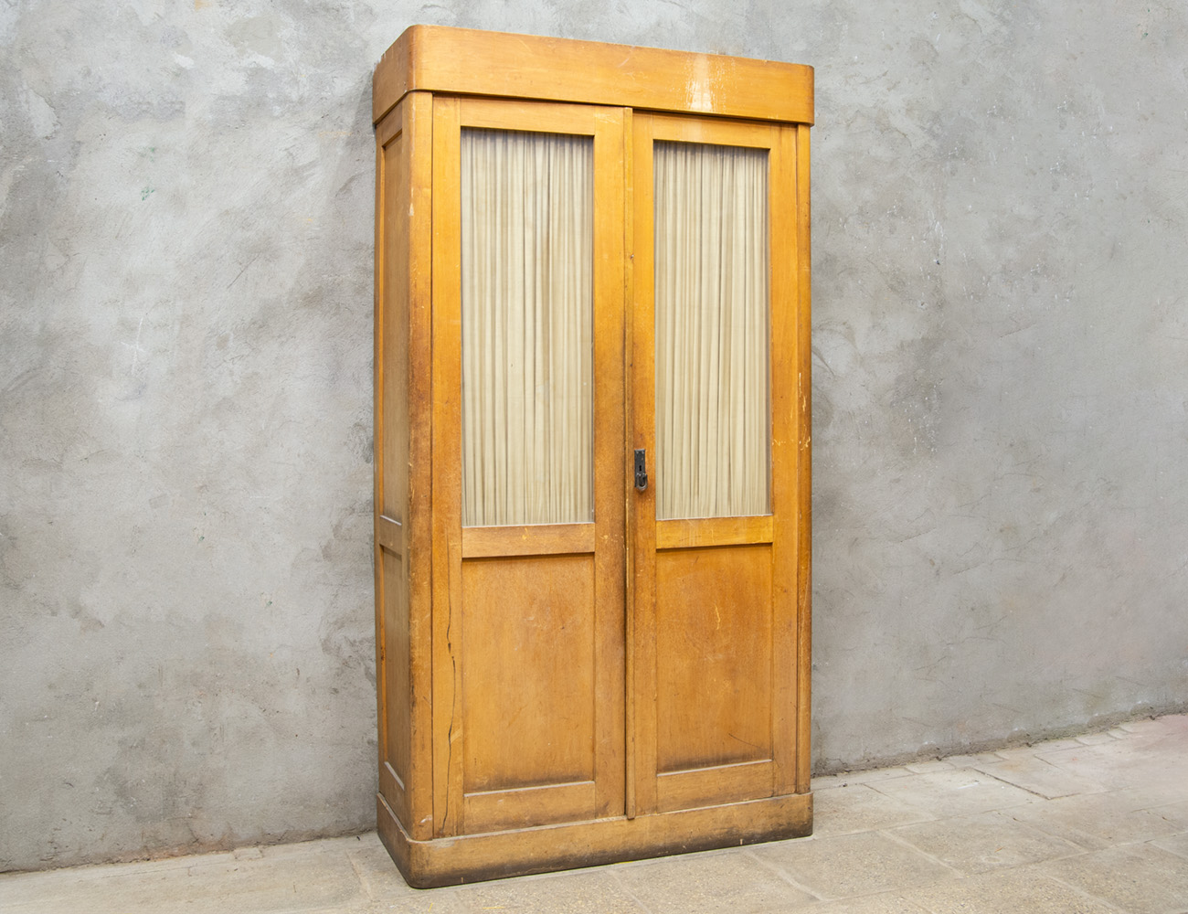 Старинный книжный шкаф