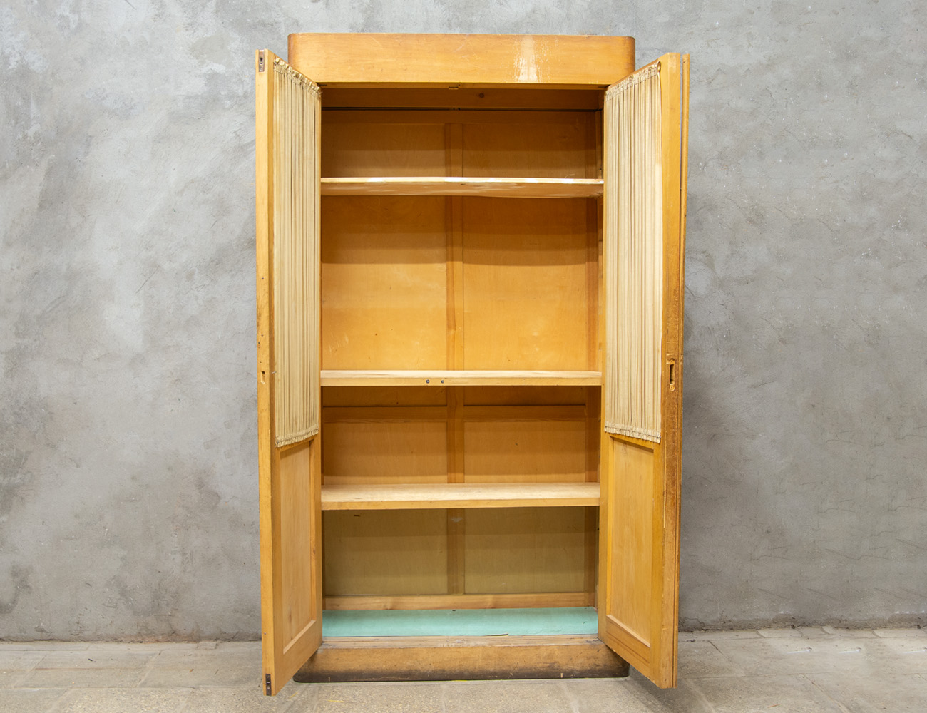 Старинный книжный шкаф