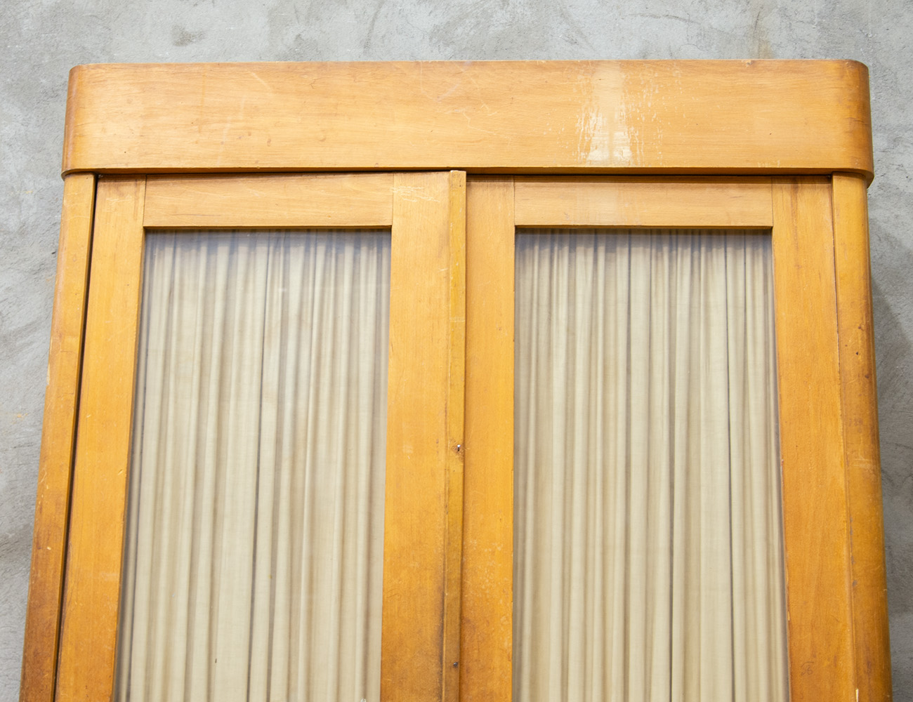 Старинный книжный шкаф